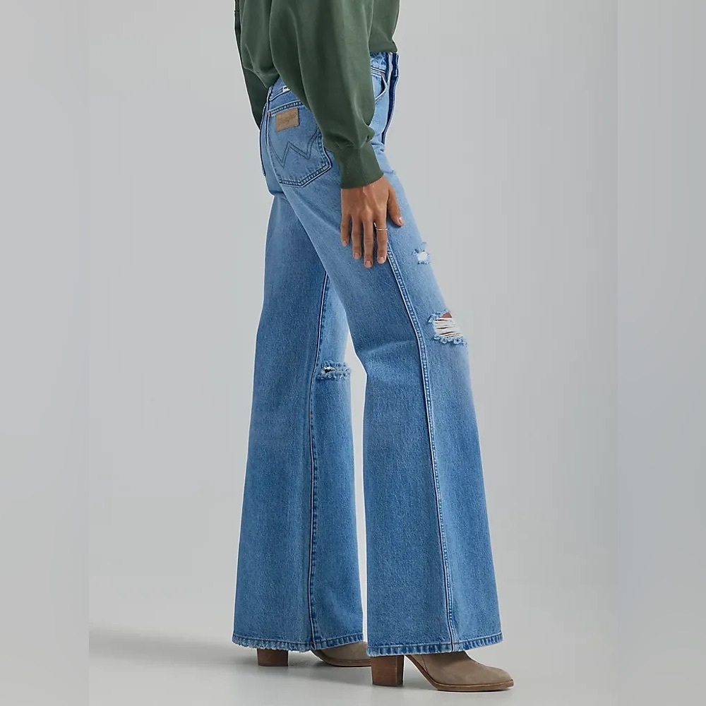 NWT Wrangler Destructed Wanderer Flare Jeans Good Intentions - Picture 2 of 6